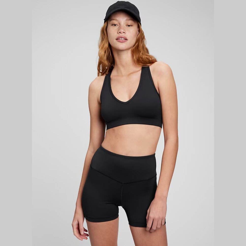 GapFit V-Neck Racerback Sports Bra in Eclipse in Black